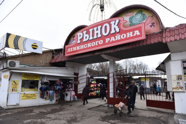 На рынке покрасили входные ворота На рынке покрасили входные ворота