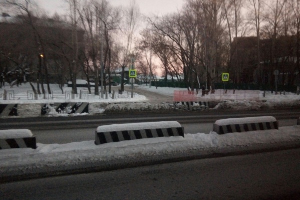 Сотрудники водоканала работают на участке протяженностью примерно в один километр Сотрудники водоканала работают на участке протяженностью примерно в один километр