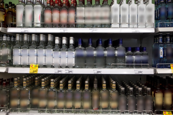 Спиртные напитки запрещено продавать в магазинах и торговых палатках