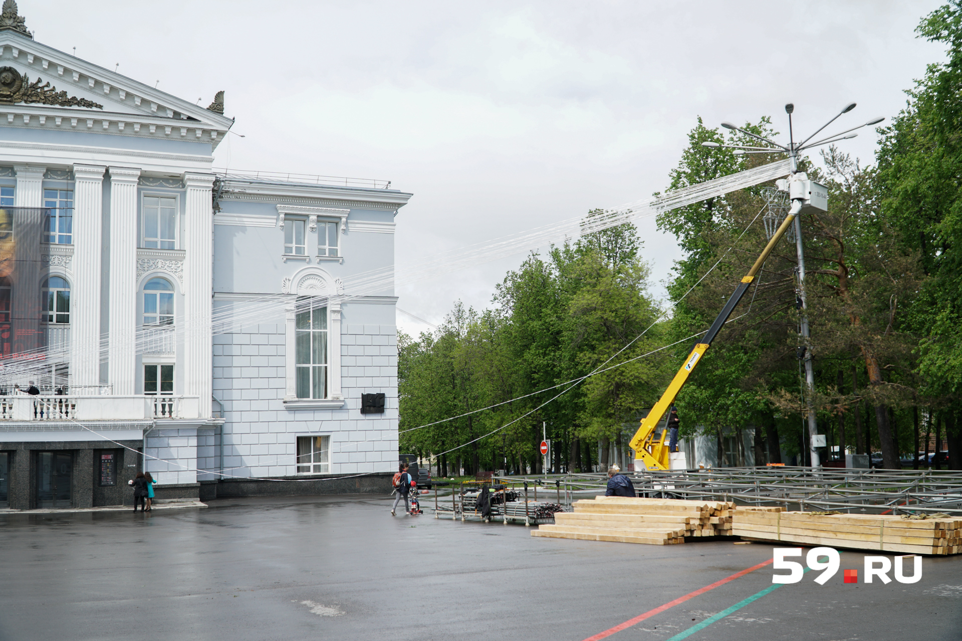Струны натягивали с помощью подъемного крана Струны натягивали с помощью подъемного крана