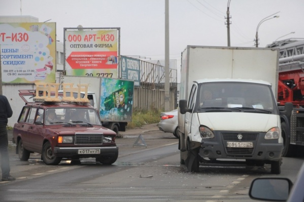 Участники аварии ждут ДПС Участники аварии ждут ДПС