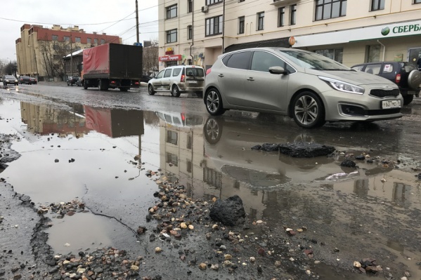 Подрядчик забыл отремонтировать яму в Ярославле Подрядчик забыл отремонтировать яму в Ярославле