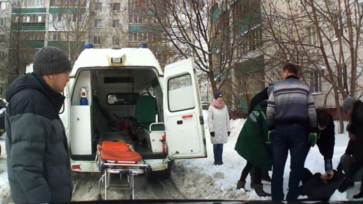 «Упал, очнулся — гипс»: в Самаре мужчина сломал ногу на заснеженном тротуаре