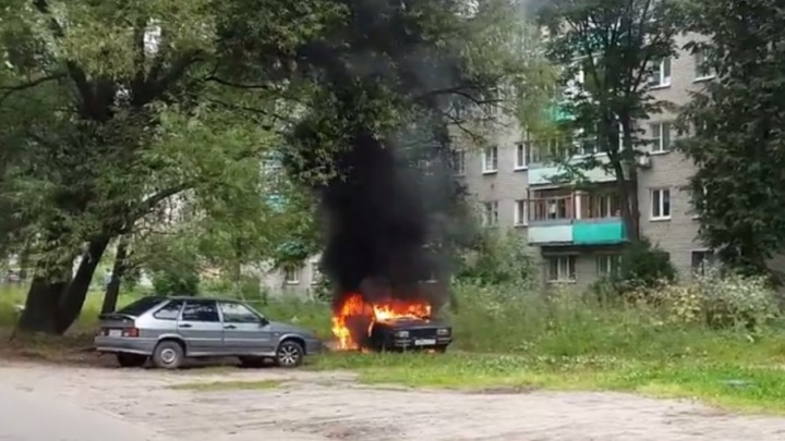 В Ярославле посреди двора полыхал автомобиль