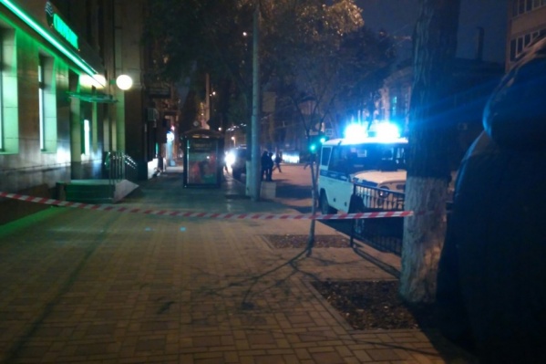 Приехавшие на место сотрудники полиции выставили оцепление Приехавшие на место сотрудники полиции выставили оцепление