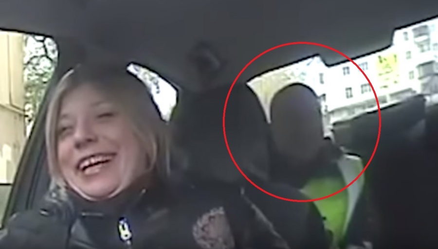 На видео лицо Юлии отлично видно, а вот лица своих сотрудников в ГИБДД зачем-то замазали.
На видео лицо Юлии отлично видно, а вот лица своих сотрудников в ГИБДД зачем-то замазали.