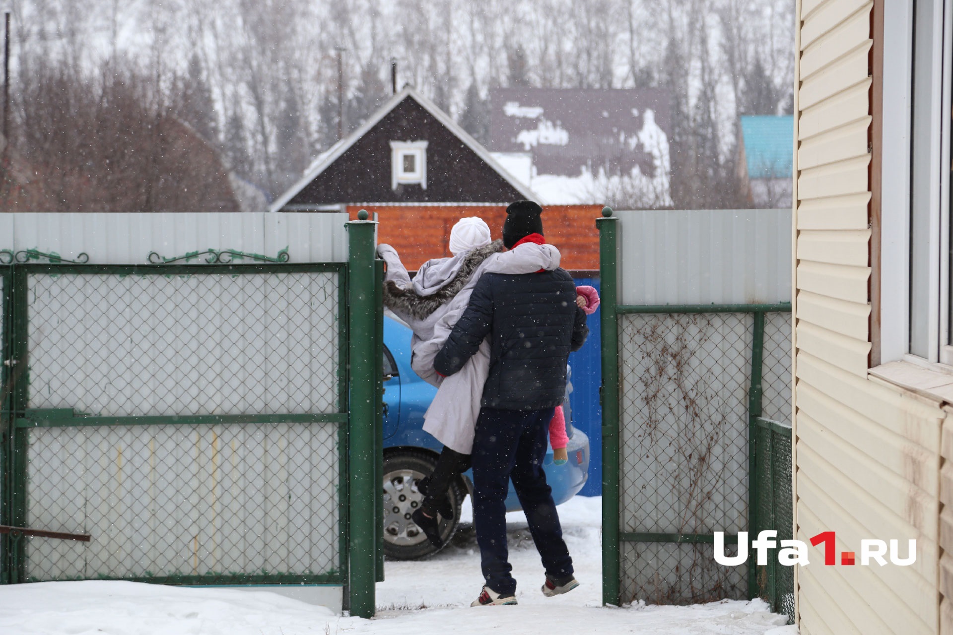 Племянник Ларисы забрал детишек к себе, пока не приедет отец Племянник Ларисы забрал детишек к себе, пока не приедет отец