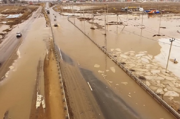 Водители боятся заглохнуть посреди огромной лужи Водители боятся заглохнуть посреди огромной лужи