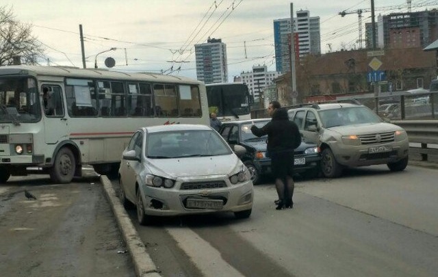 Парализовало шоссе: в Перми из-за ДТП автобусы не могут проехать к центральному рынку