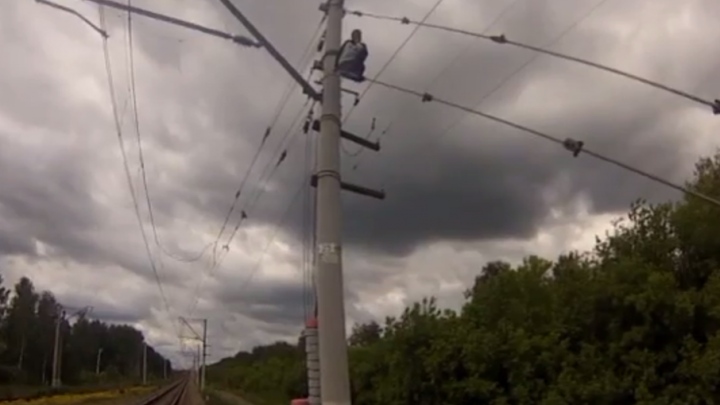 Спасатели помогли челябинцу, застрявшему на 10-метровом столбе у железной дороги