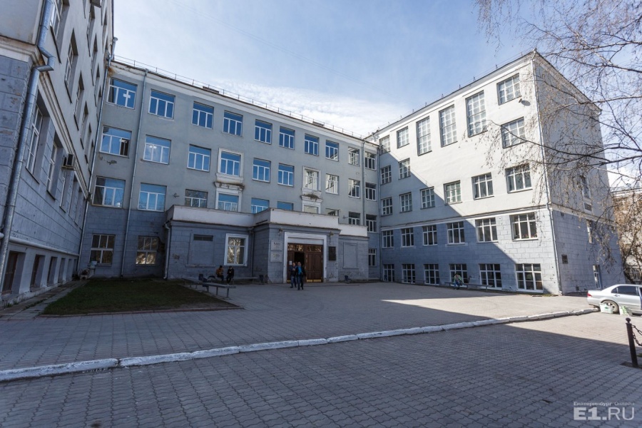 Корпус также сделан в стиле конструктивизма. Это крупнейшее учебное здание довоенного Советского Союза. Корпус также сделан в стиле конструктивизма. Это крупнейшее учебное здание довоенного Советского Союза.