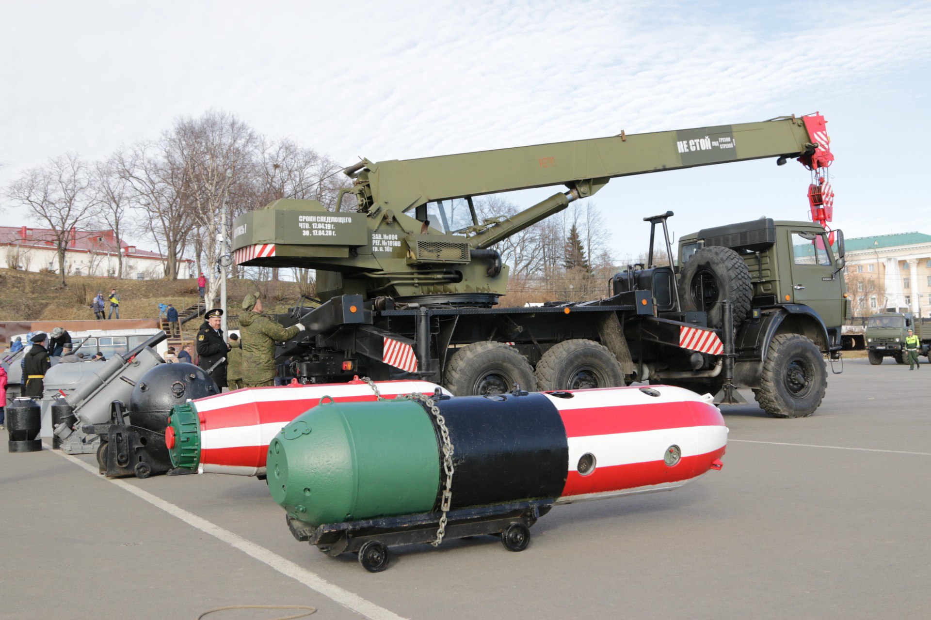 Военные грузят экспонаты Военные грузят экспонаты