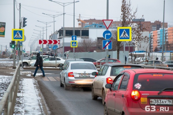 Жители не могут разобраться, как ездить по главному шоссе города Жители не могут разобраться, как ездить по главному шоссе города
