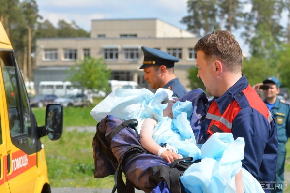 Маленького Диму везут в больницу.
Маленького Диму везут в больницу.