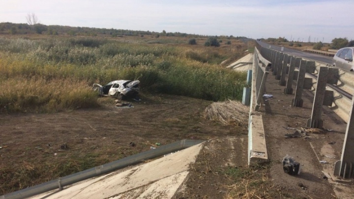 Renault рухнул с моста: В Самарской области автомобиль протаранил ограждение