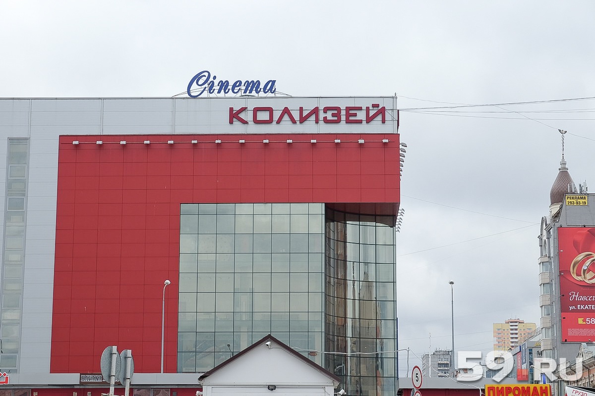 Эвакуационные выходы в торговом центре должны открываться автоматически Эвакуационные выходы в торговом центре должны открываться автоматически