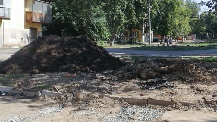 «Так и оставили перекопанным»: челябинцы пожаловались на разруху во дворе после ремонта водовода