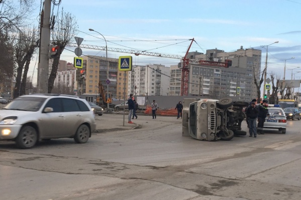 После столкновения с Mercedes грузовичок прилёг.
После столкновения с Mercedes грузовичок прилёг.