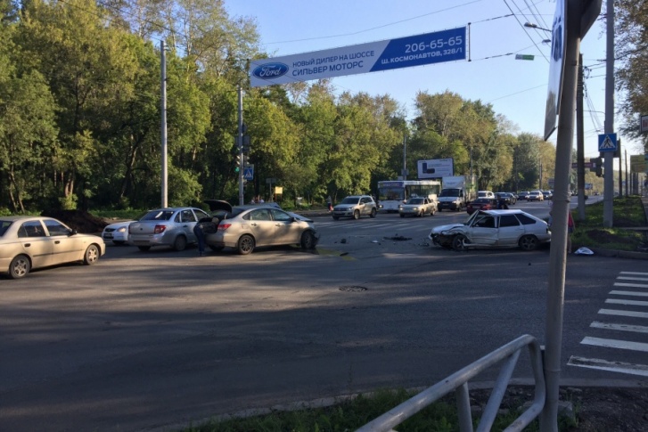 На перекрестке столкнулись две легковушки На перекрестке столкнулись две легковушки