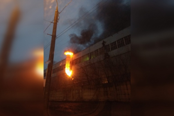 Пламя вырывалось через трубу Пламя вырывалось через трубу