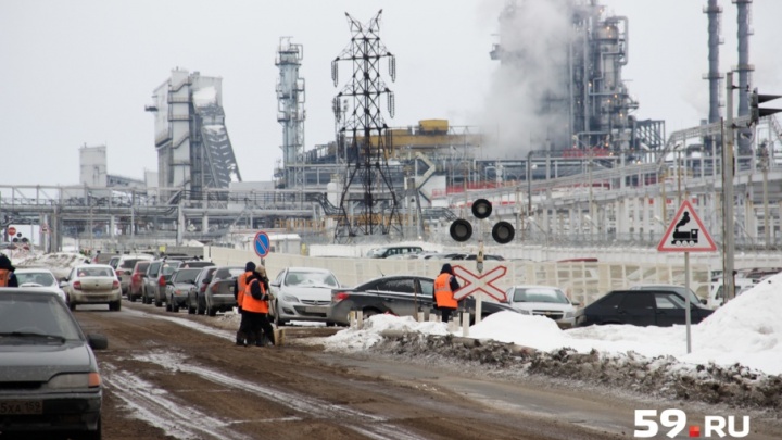 Выехал на красный свет: подробности аварии с бензовозом и тепловозом в Перми