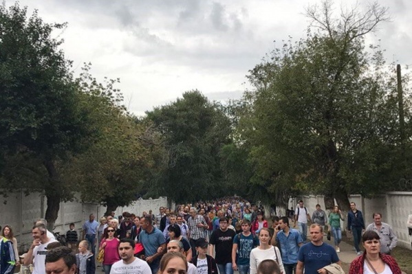 Толпы людей стремились попасть на аэродром Ростов-Центральный Толпы людей стремились попасть на аэродром Ростов-Центральный