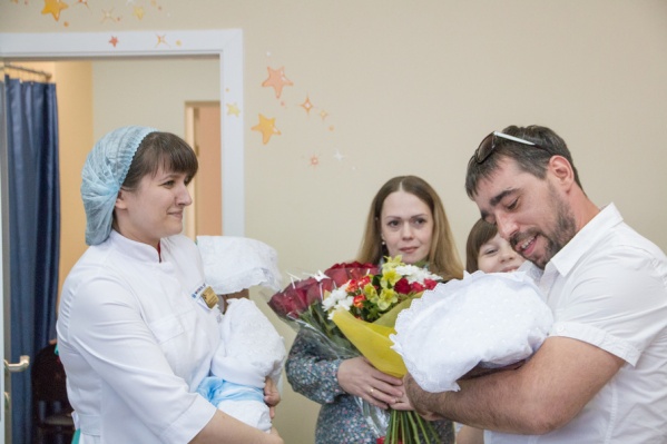 Родные и друзья два месяца ждали выписки малышей Родные и друзья два месяца ждали выписки малышей