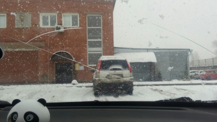 В Ярославле коммунальная машина пробила снегом лобовое стекло автомобиля