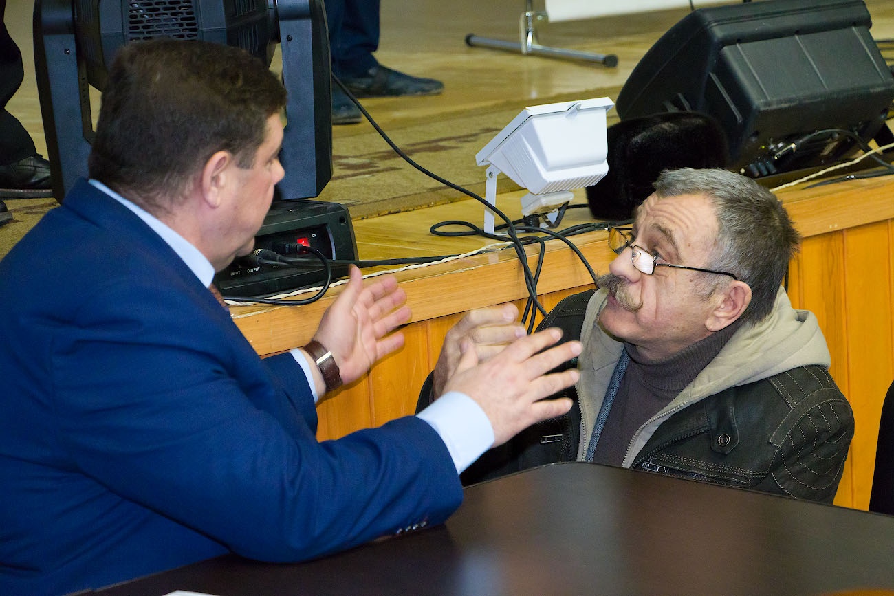 Игорь Азархин (слева) пообещал, что предложения садоводов включат в протокол слушаний Игорь Азархин (слева) пообещал, что предложения садоводов включат в протокол слушаний