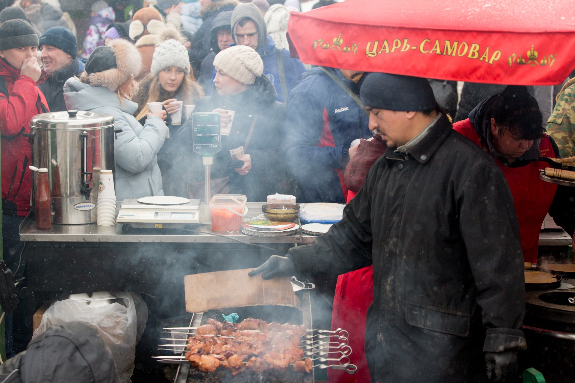 Шашлык, бургеры, блины — на фестивале уличной еды можно было всего наесться