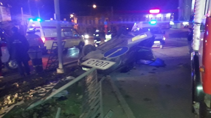 Превысил скорость и перевернулся: в ночной аварии в Перми погиб пассажир «Лады»