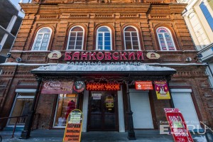 В переулке Банковский вы не заблудитесь: ориентир – самая большая "вывеска".
В переулке Банковский вы не заблудитесь: ориентир – самая большая "вывеска".