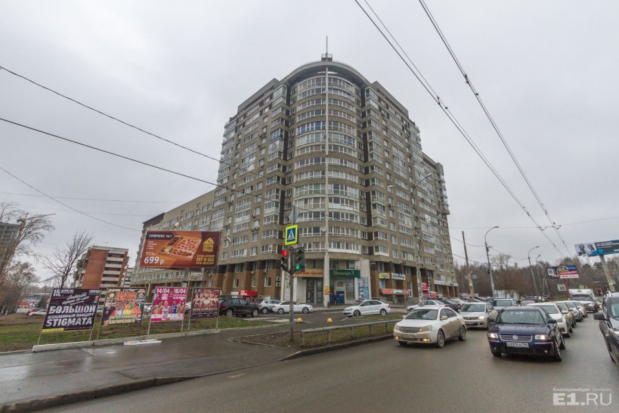 Направо дорога уходит к "Парк Хаусу".
Направо дорога уходит к "Парк Хаусу".