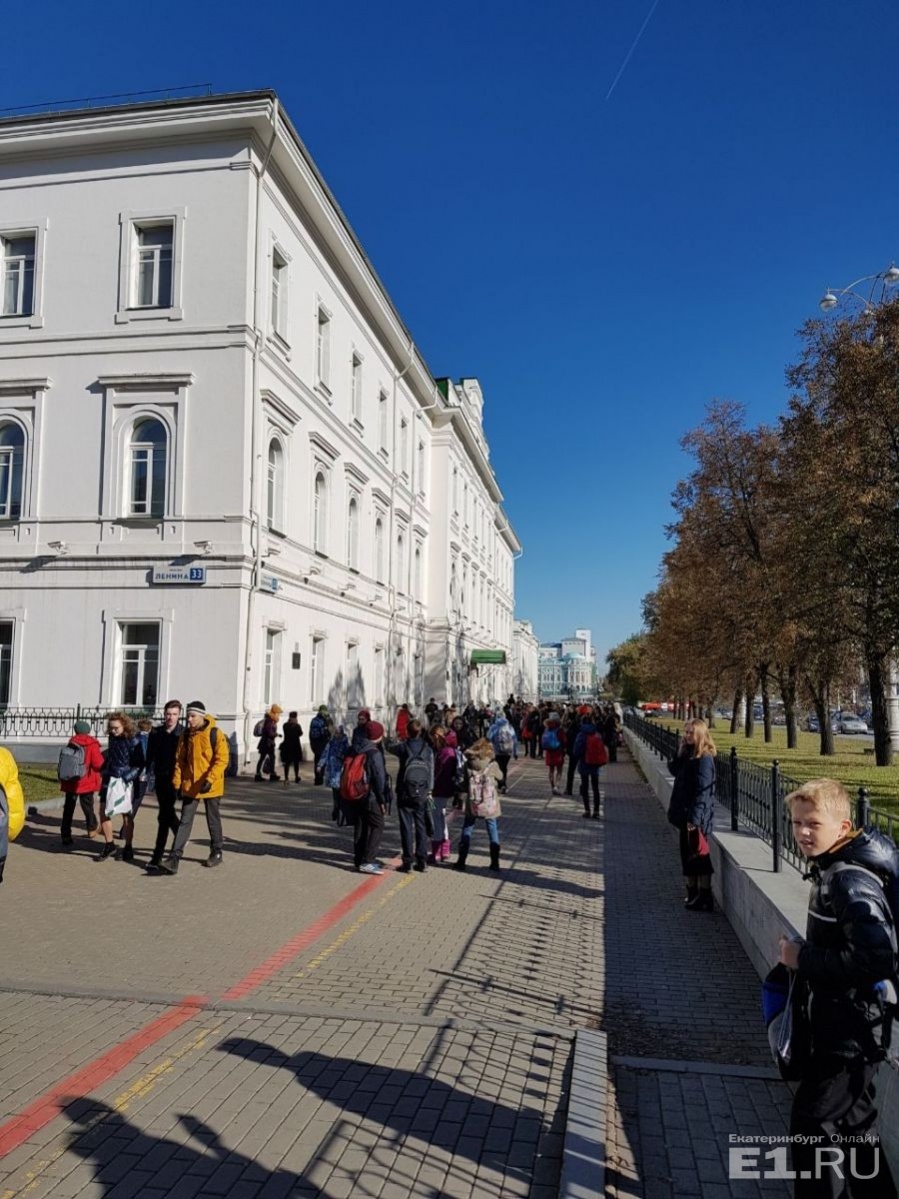 У гимназии № 9.
У гимназии № 9.