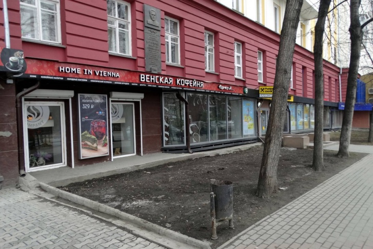 По решению суда «Венской кофейне» нельзя устанавливать летнюю веранду около здания на проспекте Ленина По решению суда «Венской кофейне» нельзя устанавливать летнюю веранду около здания на проспекте Ленина