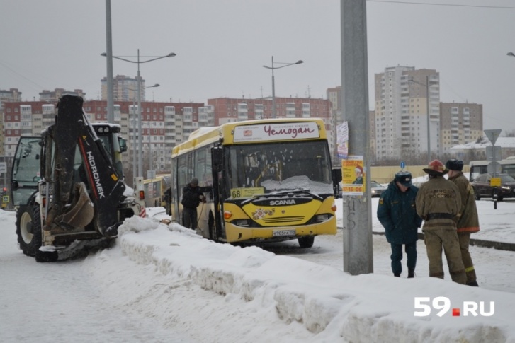 68 автобус после аварии заправляют, чтобы отогнать с места ДТП 68 автобус после аварии заправляют, чтобы отогнать с места ДТП