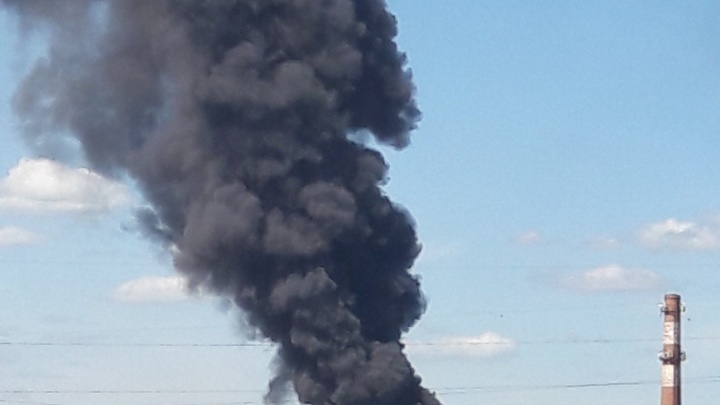 Пожар на Промышленном шоссе в Ярославле удалось уменьшить