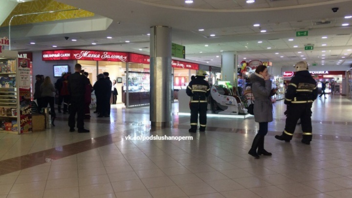 «Люди в панике выбегали на улицу»: в гипермаркете в центре Перми распылили перцовый баллончик