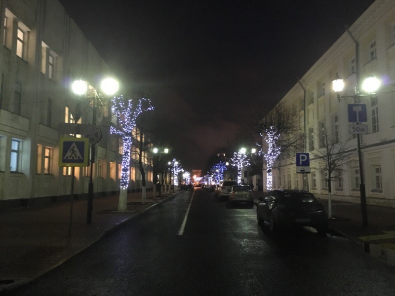 На Кирова тоже засияли деревья На Кирова тоже засияли деревья