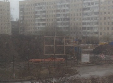 По словам очевидца, накануне на этом месте была большая праздничная открытка