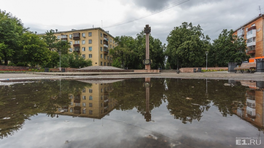 В стеле, которая стоит за морем-лужей, находится капсула времени. В стеле, которая стоит за морем-лужей, находится капсула времени.