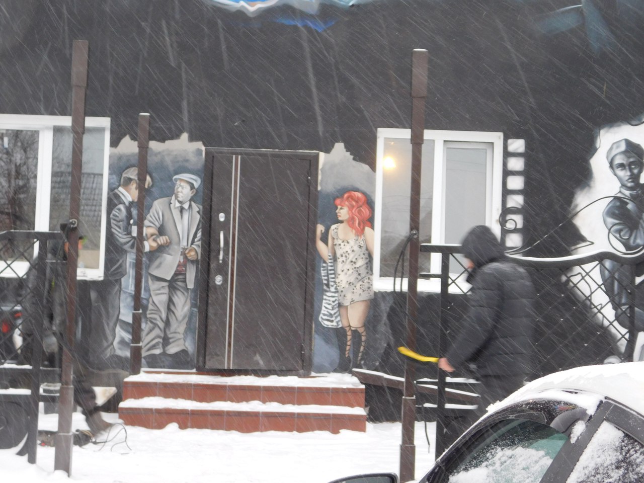 Переславские общественники считают, что изображение роковой дамы на фасаде гостиницы - намёк для постояльцев