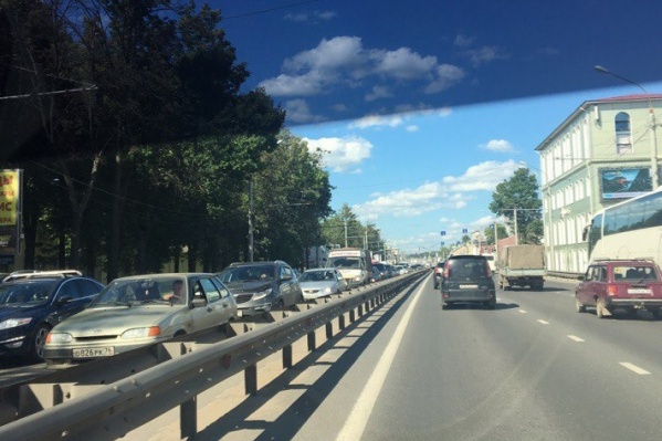 Машины опять стоят на Московском Машины опять стоят на Московском