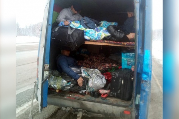 Внутри автобуса были оборудованы полки Внутри автобуса были оборудованы полки