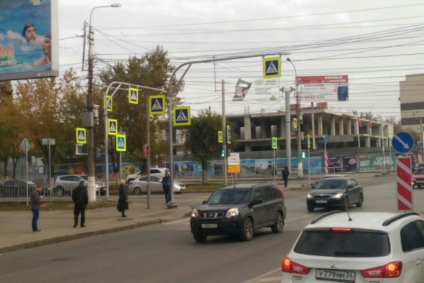 В результате масштабной замены в Волгограде возник «очень пешеходный переход» В результате масштабной замены в Волгограде возник «очень пешеходный переход»