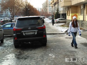 Водитель Lexus считает, что может бросать свой джип на тротуаре.
Водитель Lexus считает, что может бросать свой джип на тротуаре.