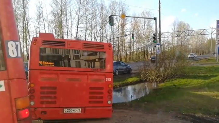 В Ярославле новый красный автобус свалился в канаву