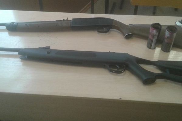Очевидцы утверждают, что эти ружья мальчик пронес в школу Очевидцы утверждают, что эти ружья мальчик пронес в школу