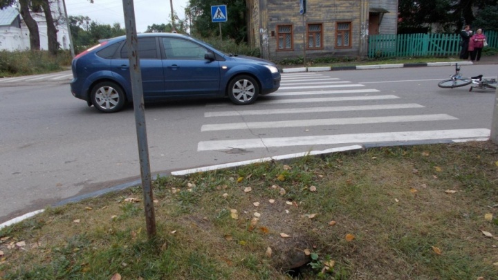 Ярославского школьника, нарушившего правила на переходе, сбила машина
