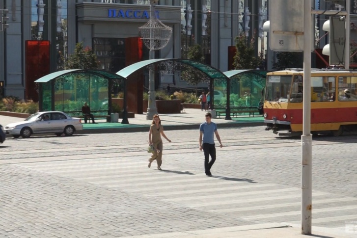 На площади сделали "вечный" пешеходный переход.
На площади сделали "вечный" пешеходный переход.